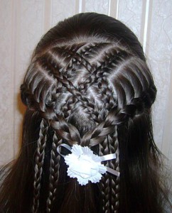 Прическа с плетением кос